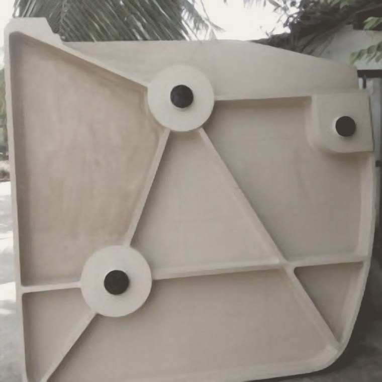 Large single-piece hot coke bucket casting