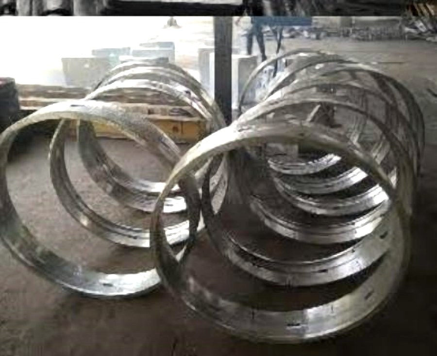 Anneaux et manchons centrifuges empilés sur l'atelier